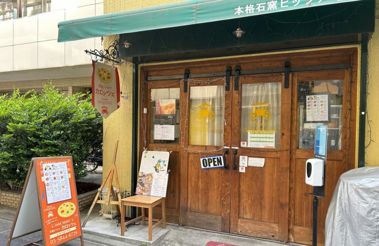 「CARROZZE」はイタリア語で「馬車」という意味で、お店の看板にも馬車のマークがついている。