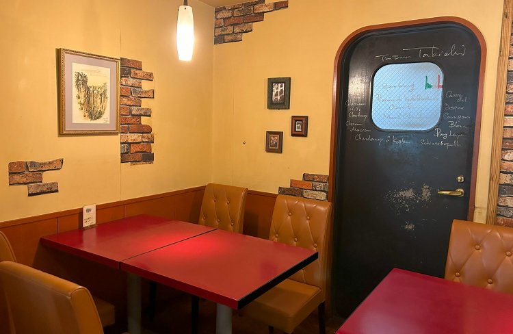 1階の店内。壁には、お客さんのイタリアみやげの絵が飾られている。