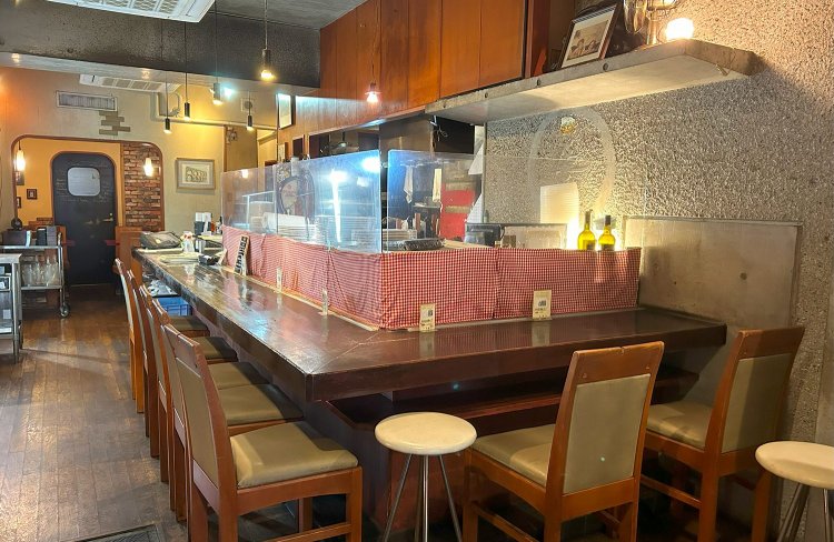 入店してすぐ、右手にはカウンターがある。