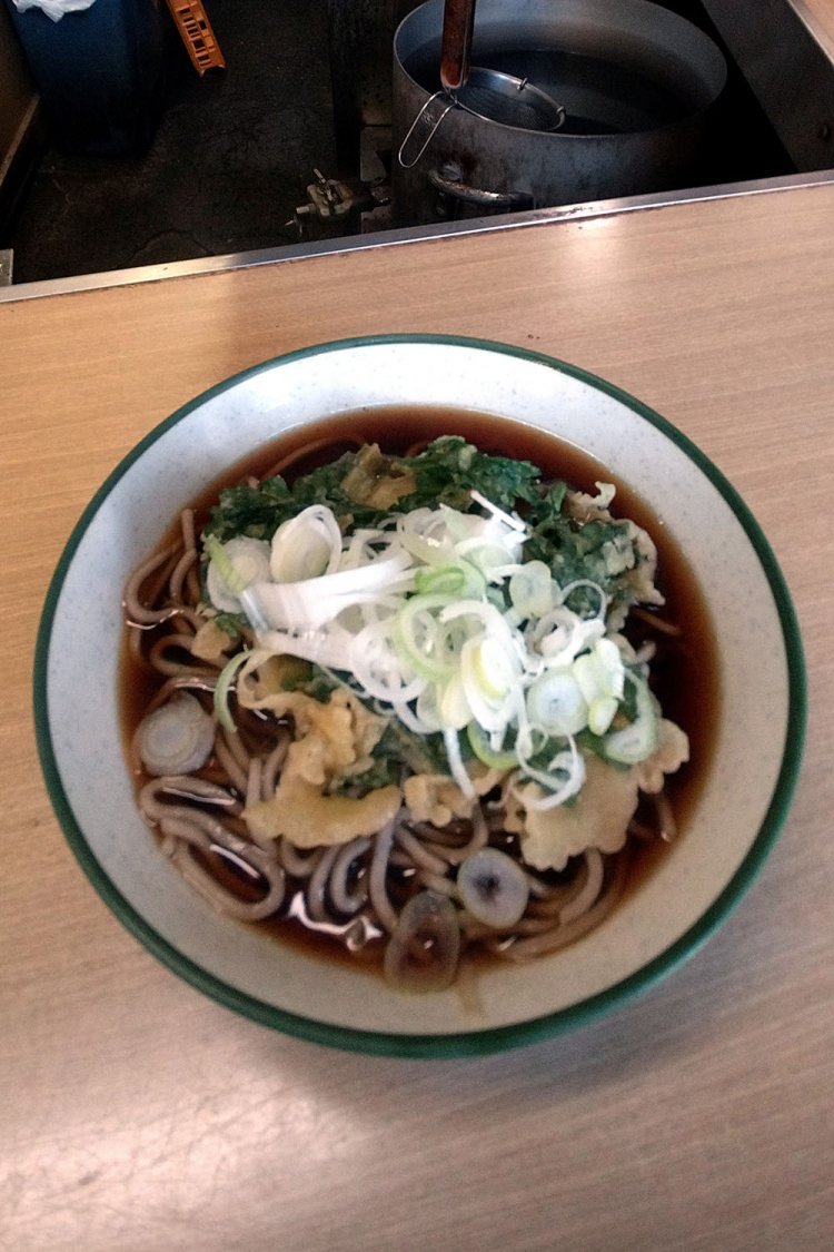 立ち食いFのかきあげそば。ここも黒度は高いが、捕獲するほどのクロさには至らず。