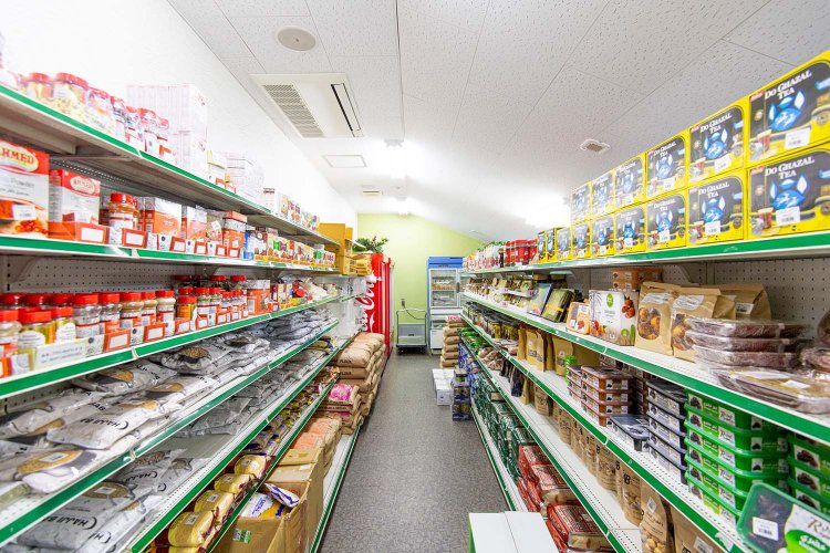 食事のあとは併設の食材店を見てみるのも楽しい。イランをはじめハラル食品がずらり。