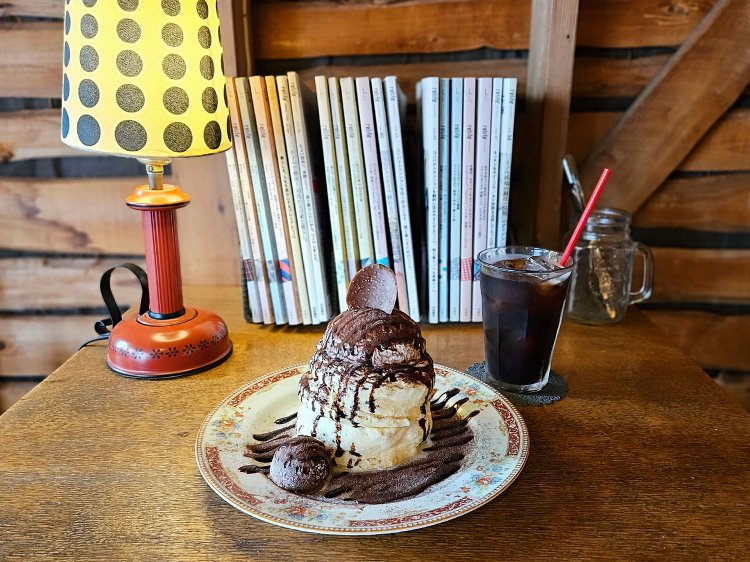 ショコラパンケーキ（ワンドリンク付き）1900円。