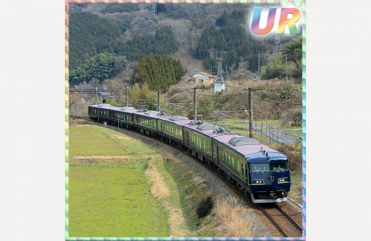 瑠璃紺色の車体が美しい特急列車「WEST EXPRESS 銀河」。