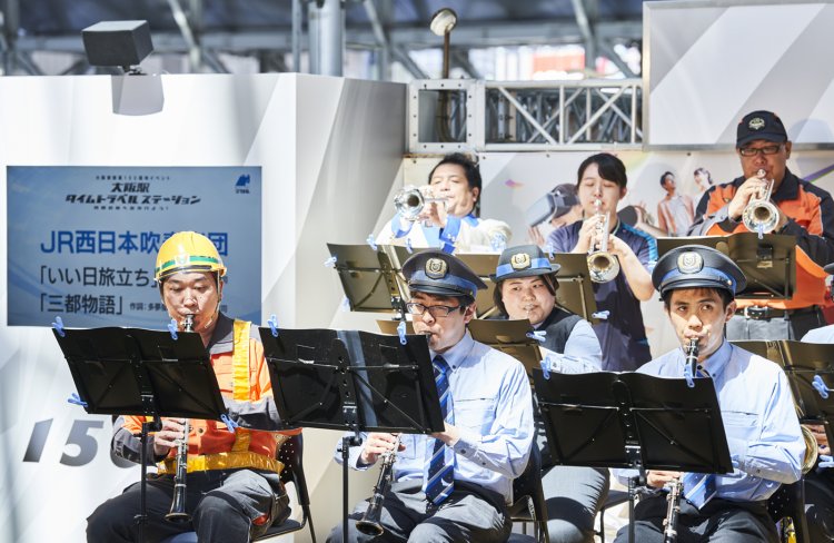 JR西日本吹奏楽団の演奏で、にぎやかに式典が開幕。