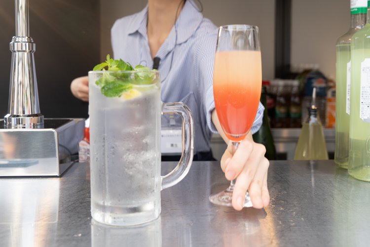 モクテルのバージン・レモンモヒート（左）とノンアル・ベリーニ（右）。