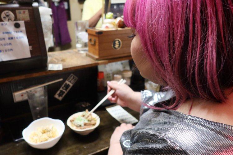 ひとりでもふたりでも、つまみながら酒を飲むのにちょうどいい量のアテだ。