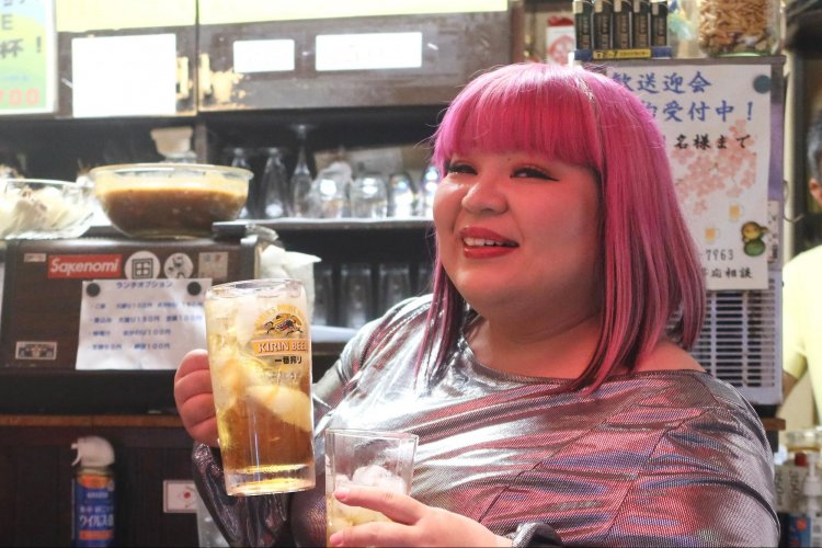 常連の方々になぜか酒を2つ持たされ、大酒飲み風になった大門さん。