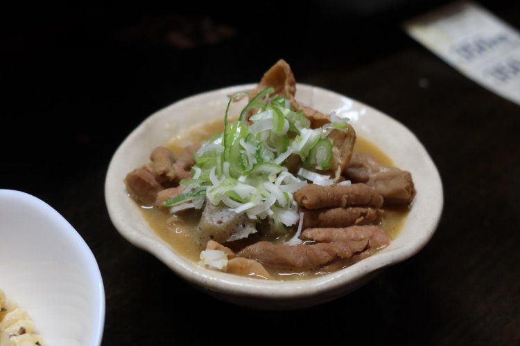 人気メニューのもつ煮込み、ランチタイム（現金払い）ではご飯、味噌汁、副菜2品までついて600円！