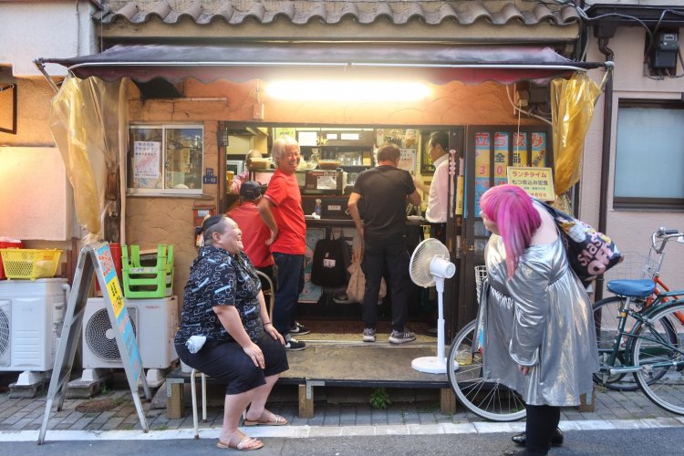 きらきらの大門さんを笑顔で迎える常連のみなさん。