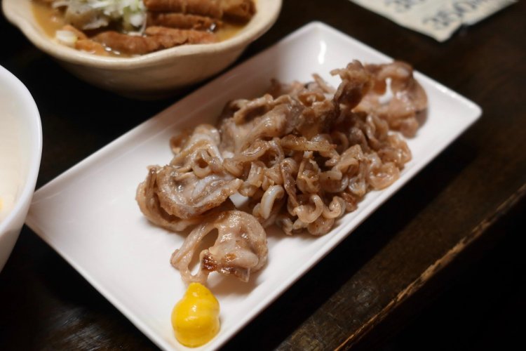 大門さんが気になる！　と注文した「豚のど軟骨焼」はコリコリ＆ジューシーでうまい。