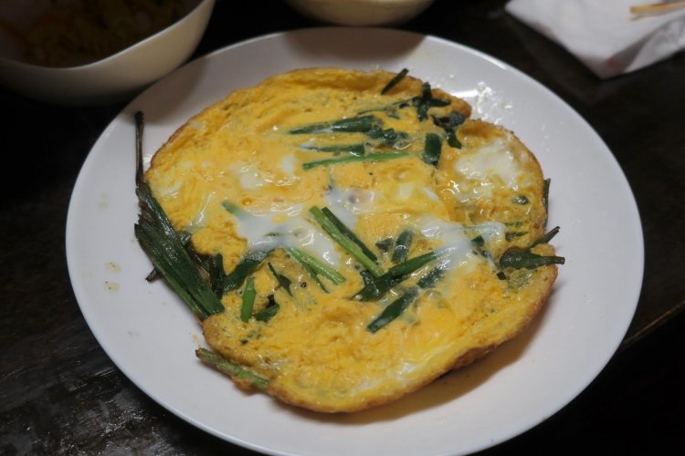 多めの油で半揚げ焼きのようなニラ玉、これお酒めちゃくちゃ進みます。