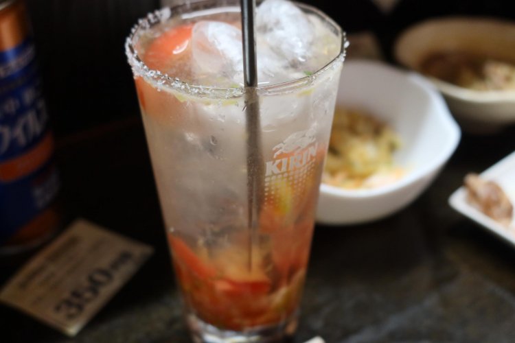 私は生トマトサワーが気に入った。甘さなし、フチの塩が絶妙。暑い日におすすめ！