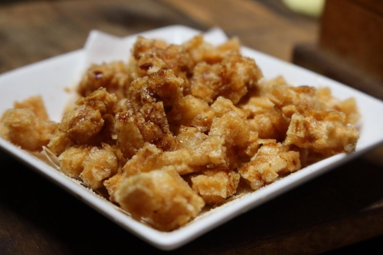 最後に注文した料理はもちあられ。揚げたてのあられってこんなにおいしいんだ。