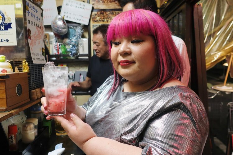 大門さんの髪より淡いピンクのガリサワー。見た目もかわいく、塩味が酒を飲ませる！