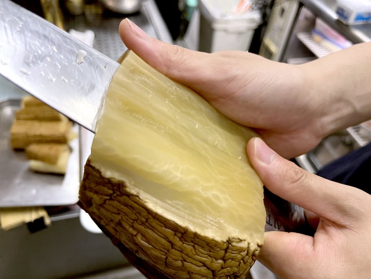 ひょいっと厨房をのぞいたら、いぶりがっこを桂剥きにしていて驚いた。途切れずに切れるのはすごいわ〜。技術に感動して激写！