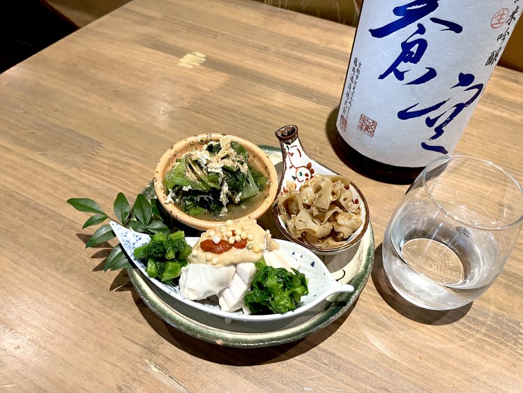 この日のおばんざいは大山鶏の胡麻みそがけ、蓮根きんぴら、菜っぱとあげだ！