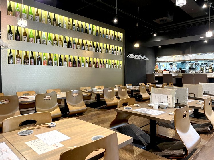 厨房の前にカウンター席、テーブル席は掘りごたつ式だ。