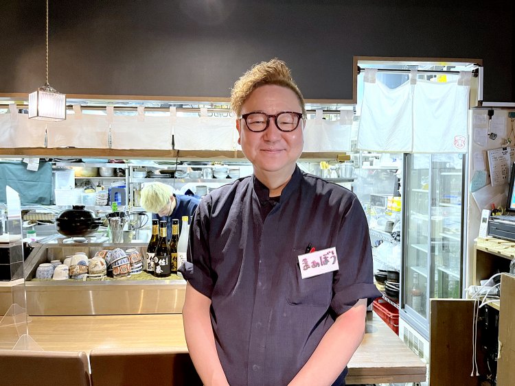 自身も日本酒好きという高野さん。50歳を機に美容師を辞めて飲食業に転職。