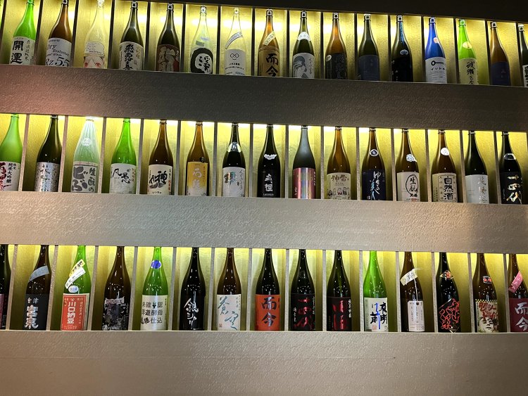 さまざまな顔をもつ酒瓶をつまみに飲むのもいい。