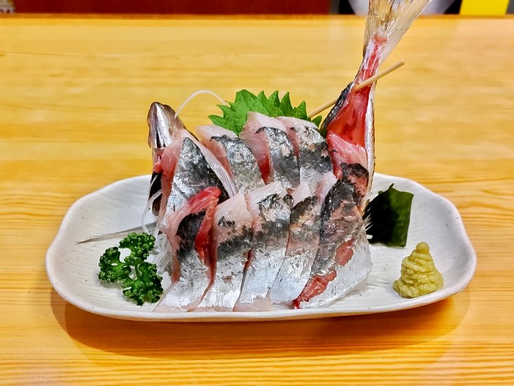 思わず写真を撮りたくなるほどスタイリッシュに盛り付けられた、アジ刺身（丸ごと一尾）。