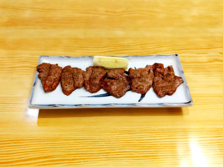 フォアグラにたとえられる、炙り白レバー。ひと口食べれば、その理由がよくわかる。