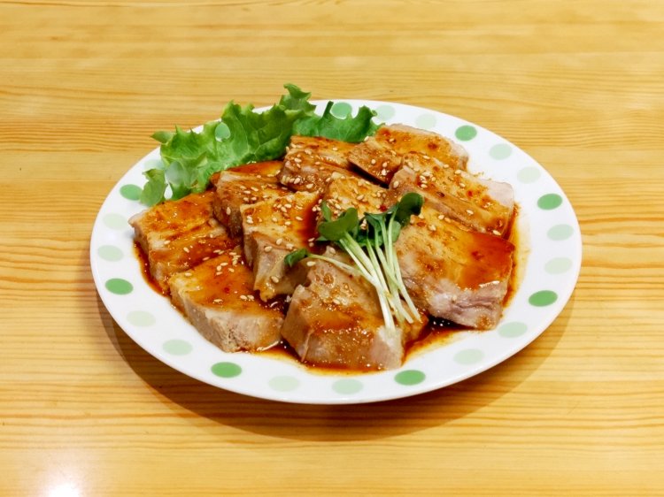 自家製の辛味ソースを効かせたトンバンバンは、創業当初から変わらない名物メニューの一つ。