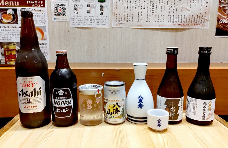 瓶ビール、ホッピー、日本酒など、幅広いお酒をラインアップ。焼酎のボトルはキープできる。