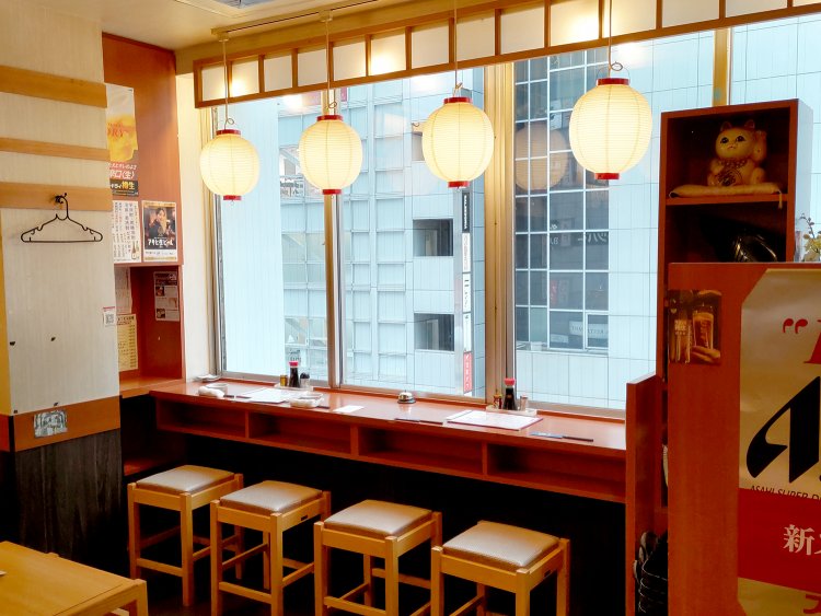 テーブル席だけでなく、窓際には横長のコンパクトな席もあり、1～2名でも利用しやすい。