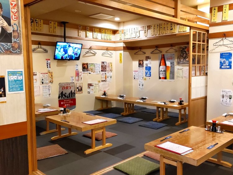 奥は座敷になっていて昭和感が増す。さりげなくテレビが設置されているのも落ち着くポイント。