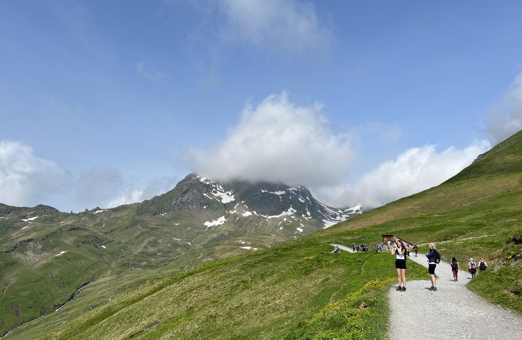 バッハアルプゼーはすぐそこ。多くのハイカーでにぎわう。