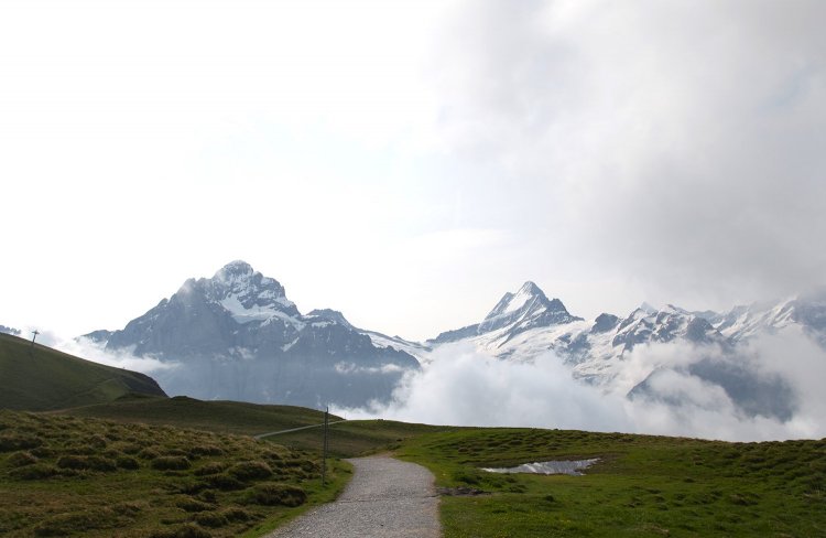 振り返ると、ヴェッターホルン（左）とシュレックホルン。