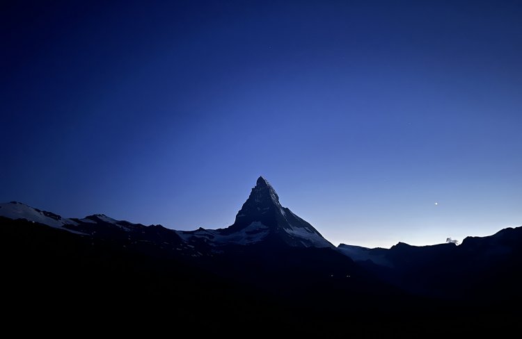 『ホテル リッフェルハウス 1853』のバルコニーから、夜のマッターホルン。