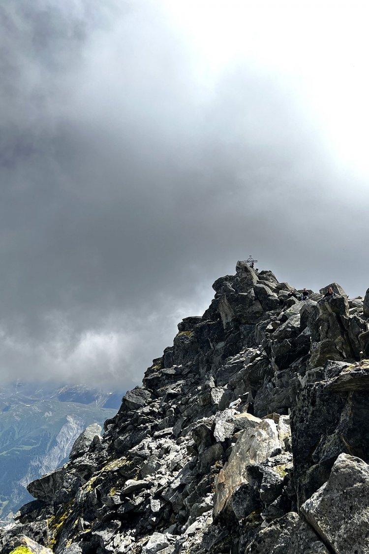 岩山なので足もとに気をつけて。十字架を目指して登る。