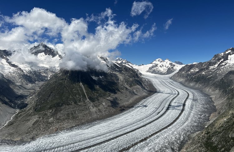 世界遺産にも登録されているアレッチ氷河が目の前に。奥はユングフラウ方面。