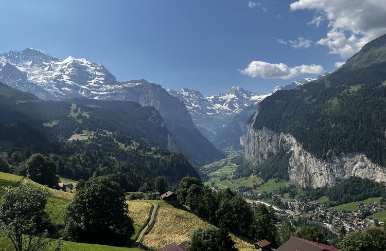 ヴェンゲルンアルプ鉄道は進行方向右側に座ろう。すぐにこんな景色が広がる。