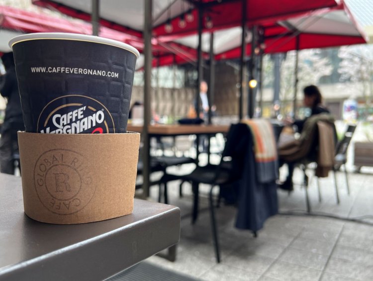 園内には何かおしゃれな感じのカフェもある