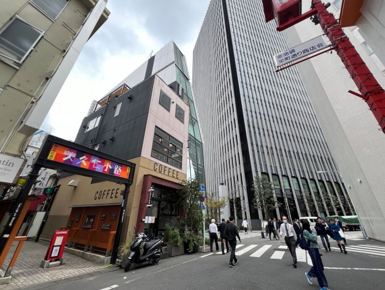 写真右手の高層ビルのある場所に、かつて『池袋の夜』で歌われた人世横丁があった。