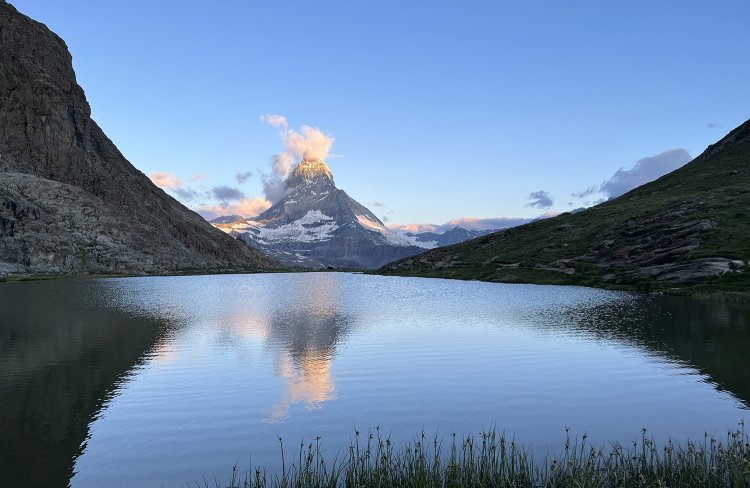 リッフェルゼーで日の出を待つ。日が昇ってきたら、雲が出てきた。