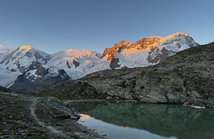 横に目をやると、ブライトホルン（右）も真っ赤に染まっている。
