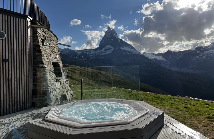 『ホテル リッフェルハウス 1853』のサウナとジャグジー。贅沢すぎる眺め……。