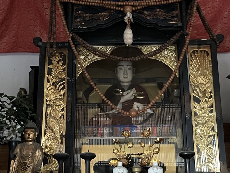 法具を握るポーズが空海像の特徴。