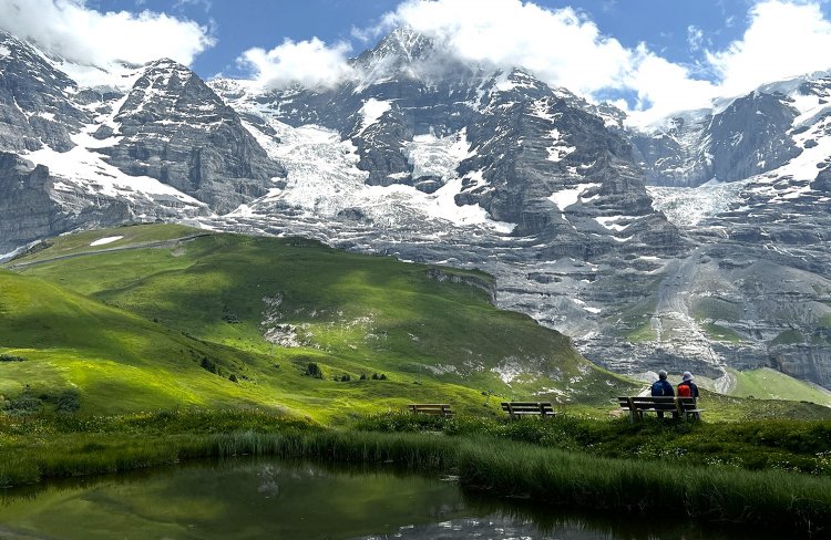 景色のいいところにベンチがある。これもスイスのハイキングコースの特徴。