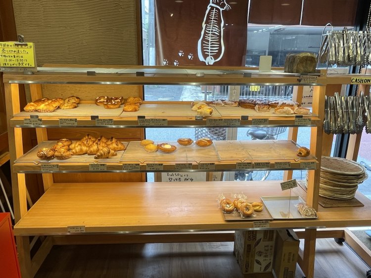 平日午前10時の棚。焼きあがったパンがどんどん補充されていく。