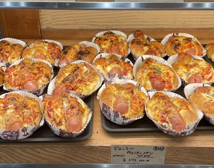 ジューシーウィンナーパン270円。これ1個でおなかがふくれます。