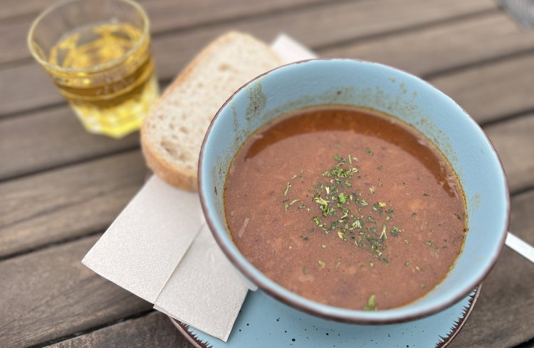 風が強かったので、展望台のレストランのグーラッシュスッペが温かくておいしかった。