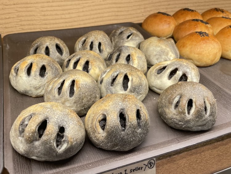 ねこの手ごまアンパン162円。これは開店当初からのメニュー。