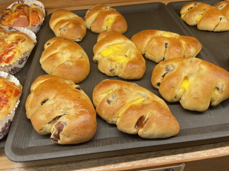 レーズンクリームパン162円。自家製カスタードとレーズンの酸味がちょうどいい塩梅。