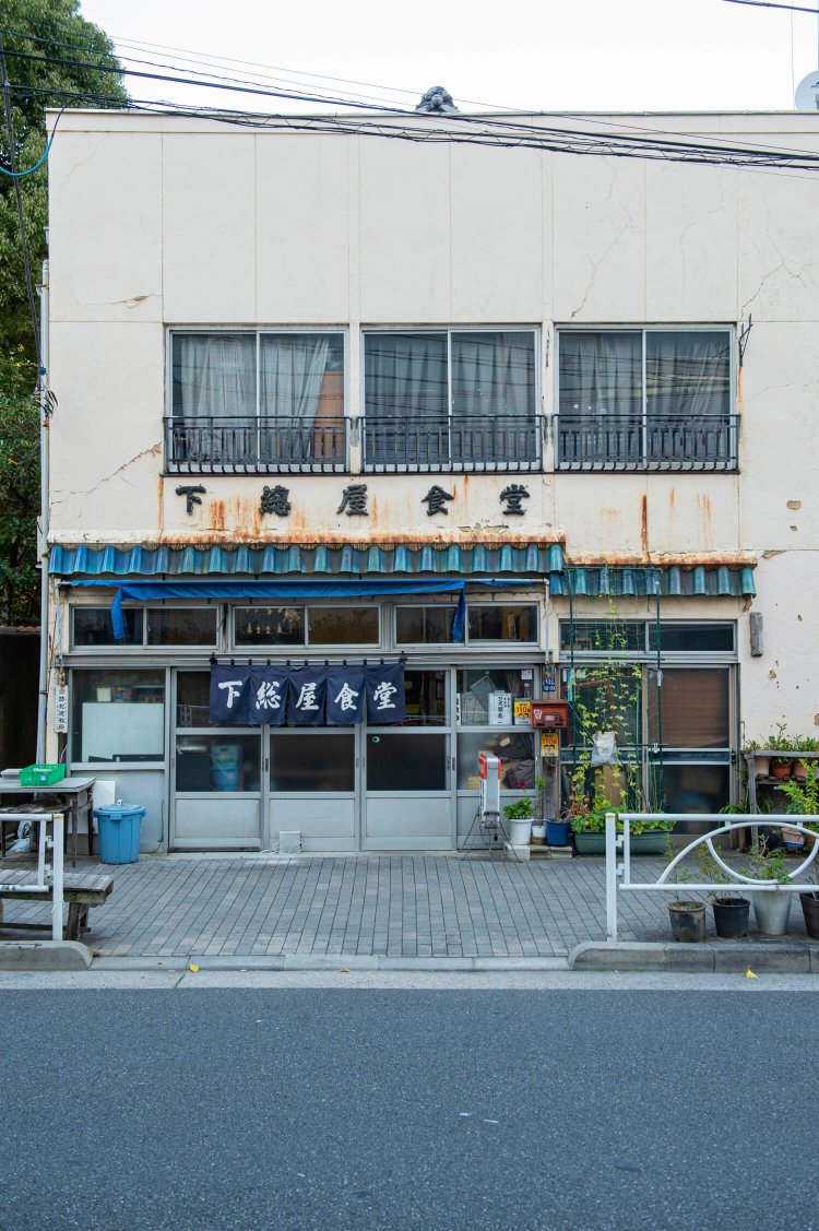 旧安田庭園沿いに立つ。