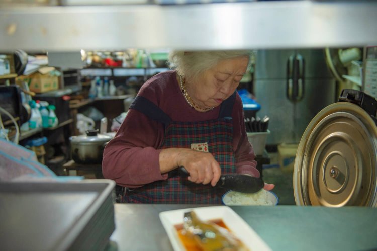 総菜は開店前に息子さんと全て仕込み、営業中は器に盛り付けるだけだそう。
