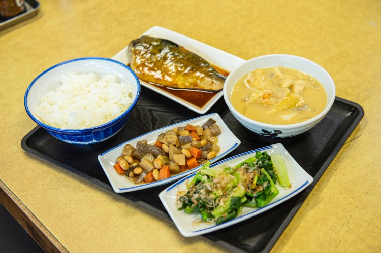 おひたしやおから煮など、副菜系のお総菜は各200円。サバのみそ煮は300円。ごはんは大・中・小とあり、汁物は味噌汁と豚汁がある。